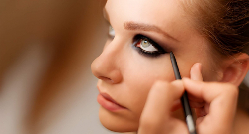Beauty estate 2026: glow, labbra laccate e smoky eye